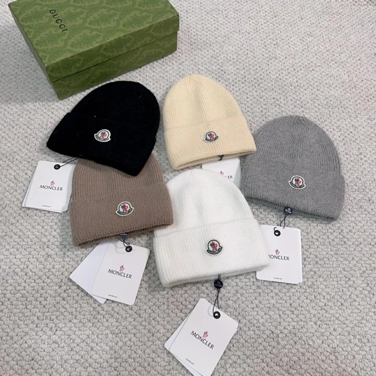 Fine-knit early-autumn hat