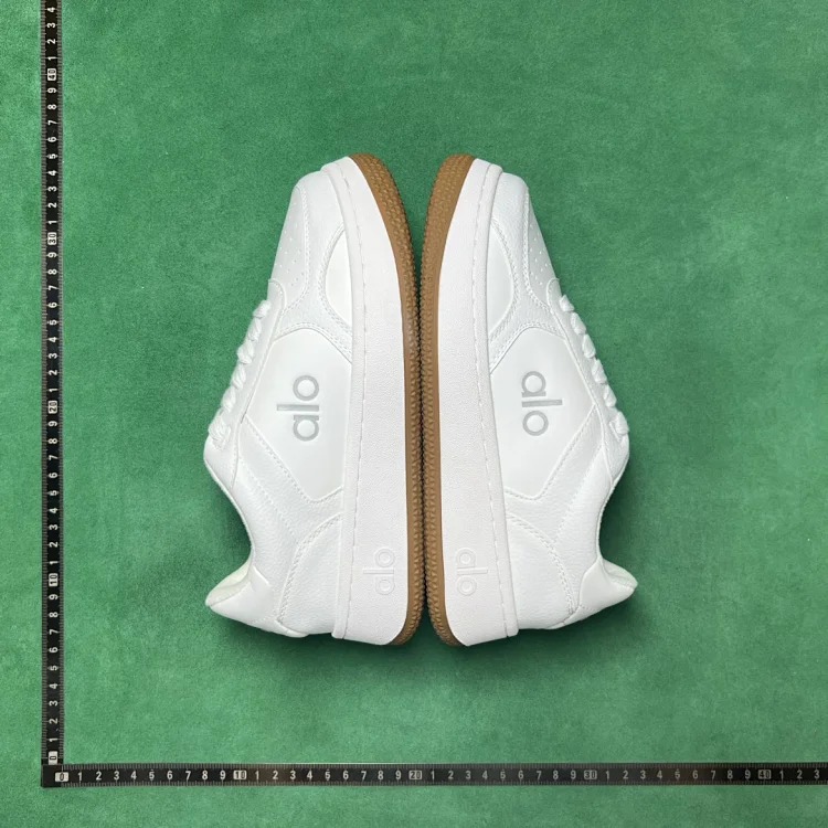 Simple low-top sneaker