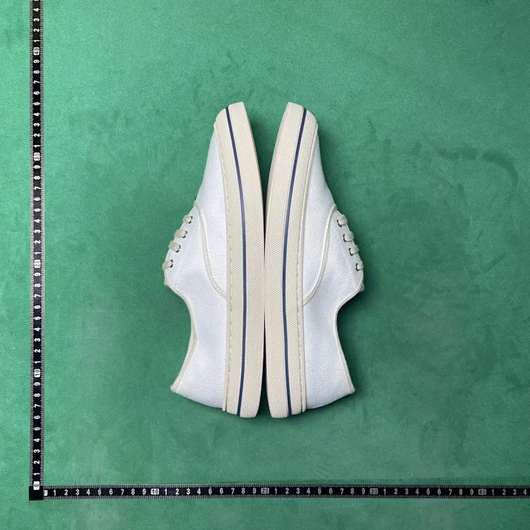 Round-toe canvas shoe